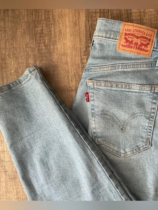 Levi's High Rise Mom Jeans - Picture 3 of 5